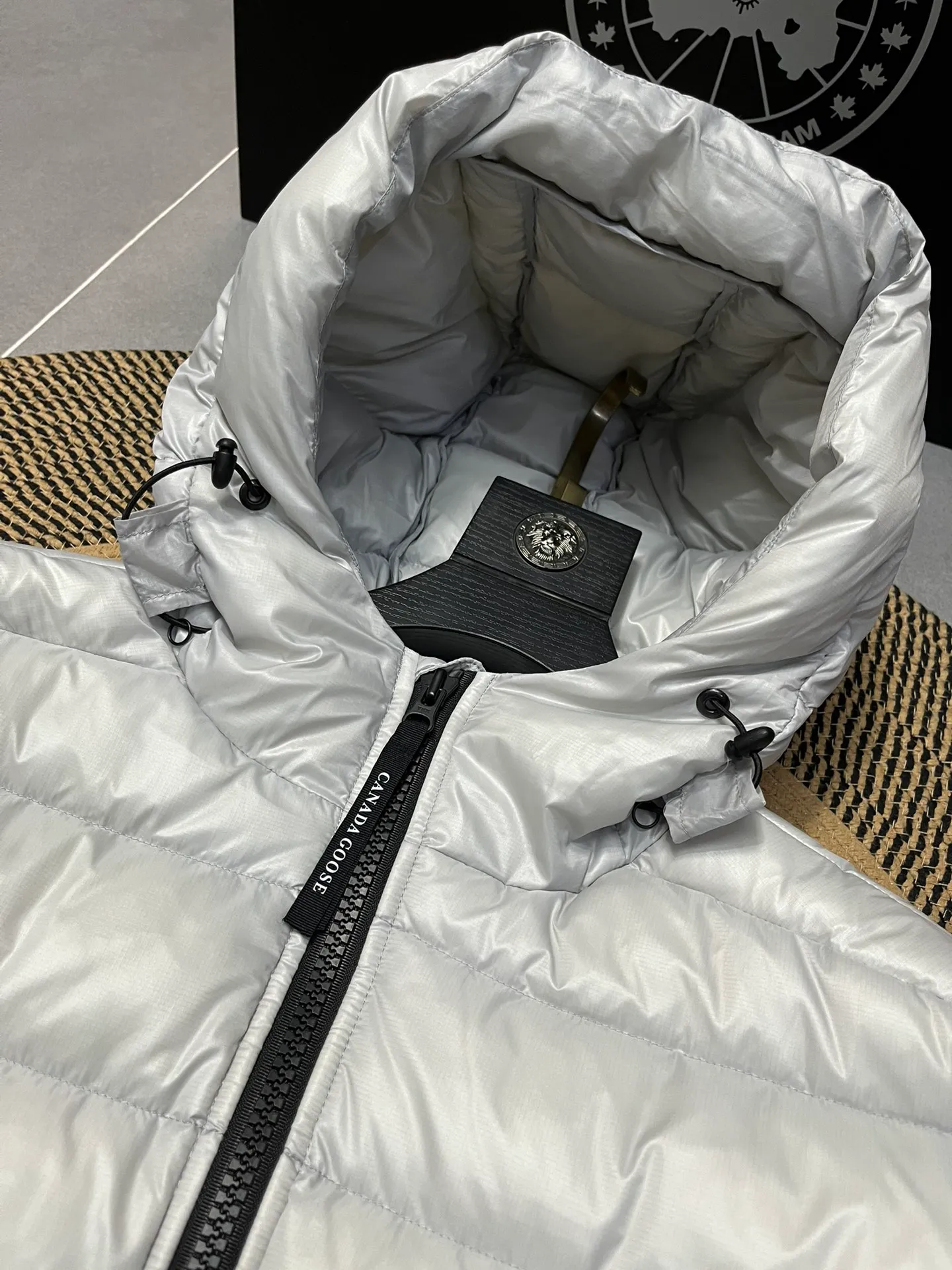 P860 Top 🔥purchase version 𝘾𝘼𝙉𝘼𝘿𝘼 𝙂𝙊𝙊𝙎𝙀/Canada Goose 2227 thin and light model. It’s super lightweight and doesn’t feel any weight on your upper body at all! Show more temperament‼  Canada Goose, a Canadian brand, has always been recognized as the warmest down jacket. Various Instagram celebrities, Internet celebrities, and celebrities often wear it for street photos. I make Canada Goose every year, but I still can’t get rid of my love for the goose. No matter how cold the winter is, there is no need to be afraid. Canada Goose is the legendary warmest down jacket and is known as a must-have for Arctic outdoor sports! The most popular down jacket in the world, celebrities are rushing to buy it, it is a must-have! Size: S-2XL Color: silver gray (red label) silver gray (black label), black (red label), black (black label), dark blue